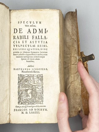 Specvlvm vitæ aulicæ. De Admirabili Fallacia Et Astvtia Vvlpecvlæ Reinikes Libri Qvatvor, Nvnc primùm ex idiomate Germanico latinitate donati…Auctore Hartmanno Schoppero.